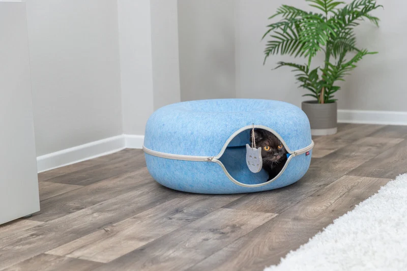 Filzdonut Katzenhöhle mit Spielzeug