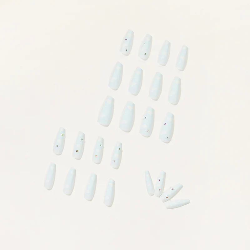 Kreative Nagelkunst im Wolken-Design mit Glitzerakzenten Karnz