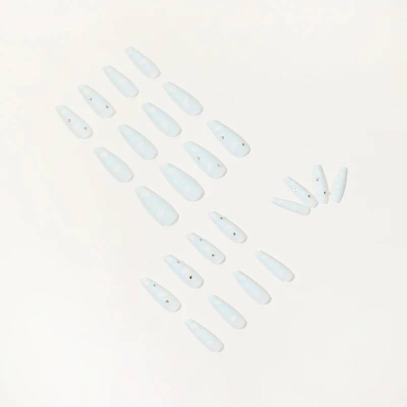 Kreative Nagelkunst im Wolken-Design mit Glitzerakzenten Karnz