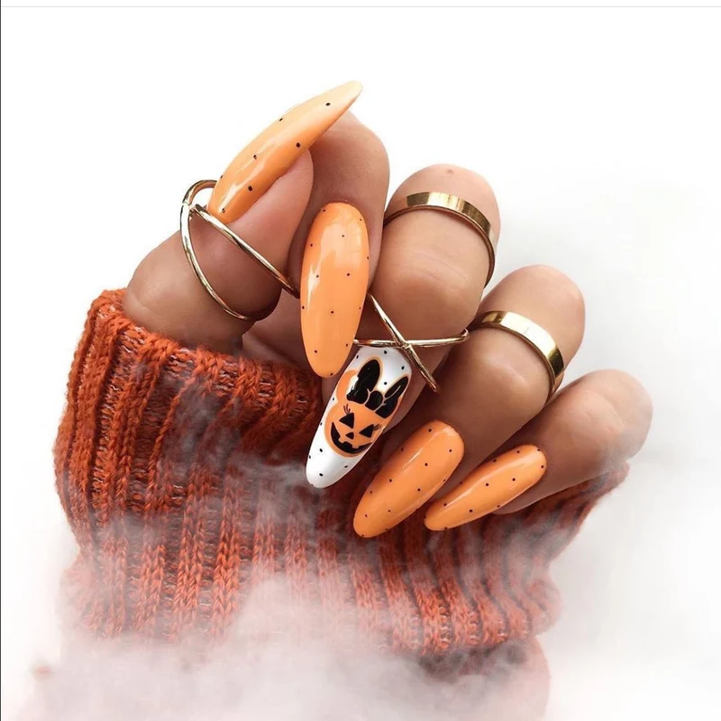 Kreative Halloween-Nagelkunst Karnz