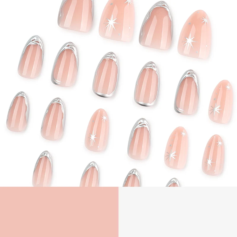 Glänzende Stiletto-Nägel mit eleganter Silberverzierung Karnz