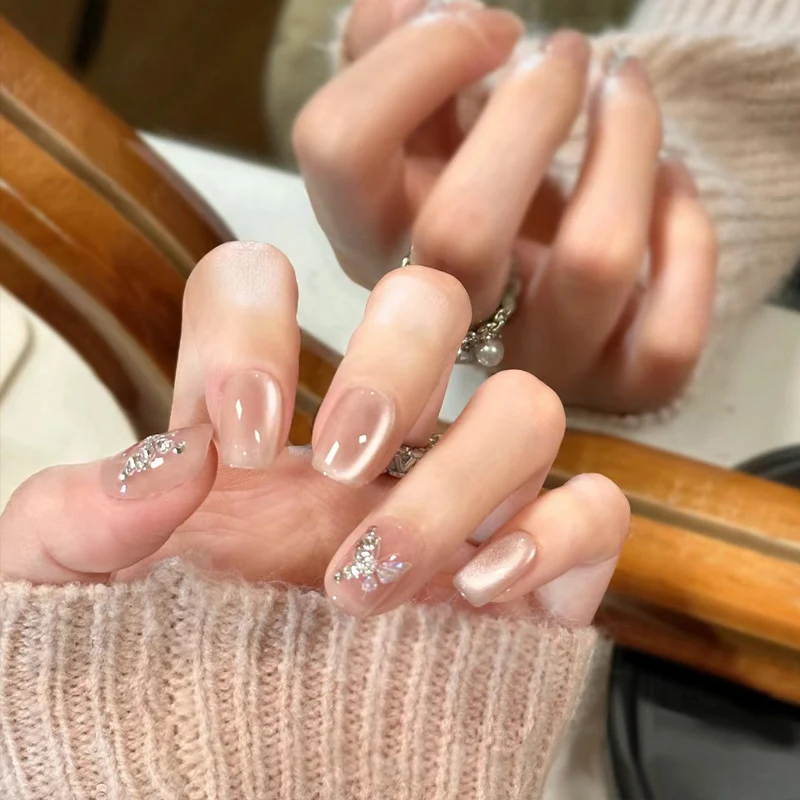 Elegantes Nagelkunstset mit floralen Akzenten Karnz