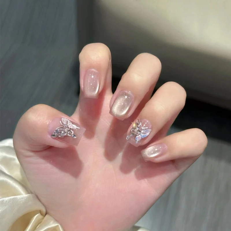 Elegantes Nagelkunstset mit floralen Akzenten Karnz