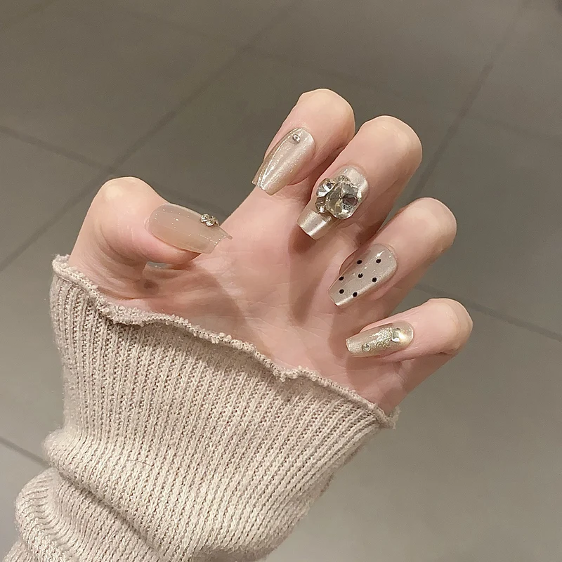 Elegante Lange Press-On Nägel Set mit Künstlerischen Spitzen Karnz