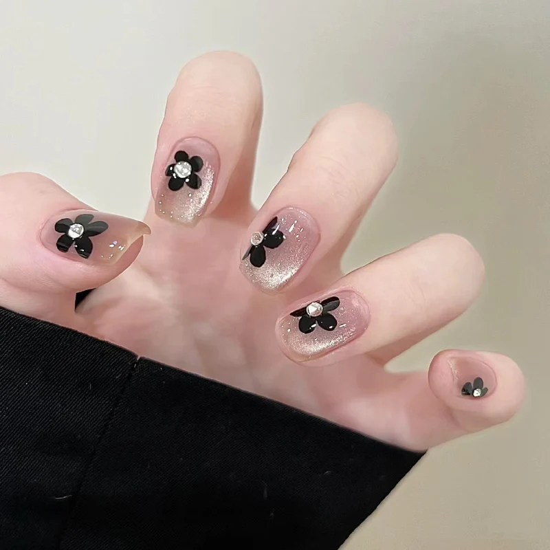 Elegante Lange Press-On Nägel Set mit Künstlerischen Spitzen Karnz