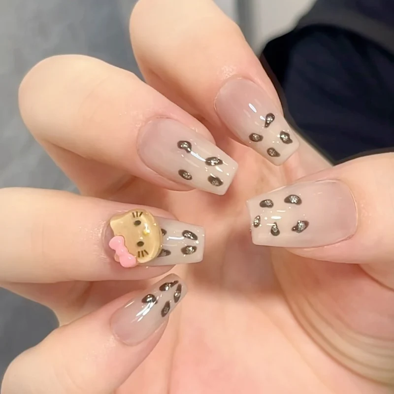 Elegante Lange Press-On Nägel Set mit Künstlerischen Spitzen Karnz