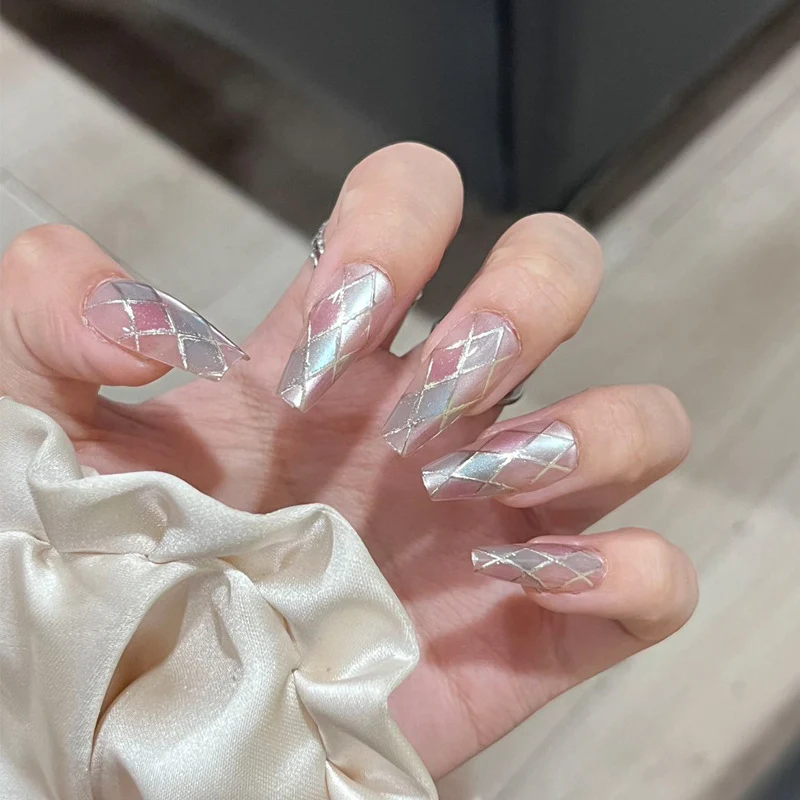 Elegante Lange Press-On Nägel Set mit Künstlerischen Spitzen Karnz