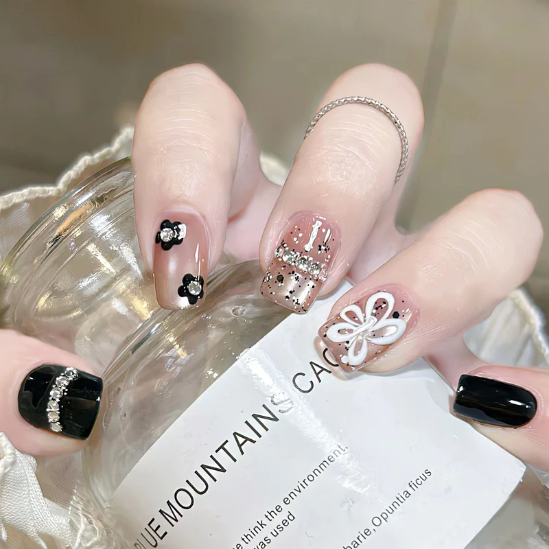Elegante Lange Press-On Nägel Set mit Künstlerischen Spitzen Karnz