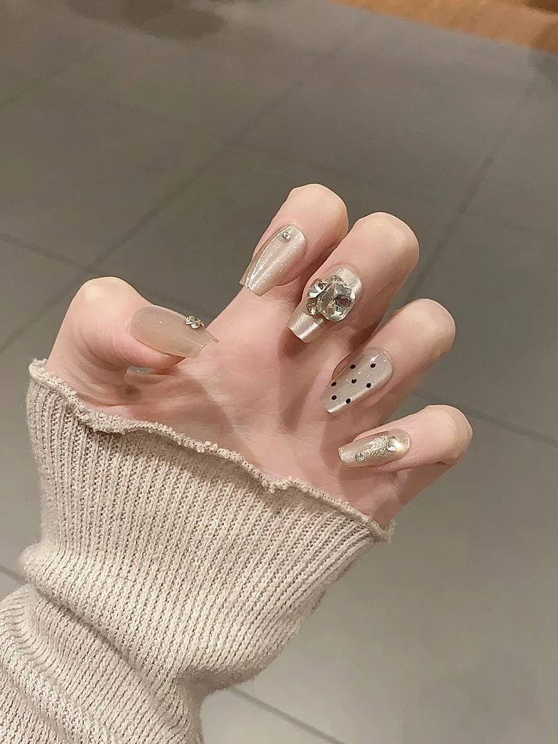 Thematische Nagelkunst Press-On Nägel mit süßen Charakter- und Schleifendesigns Karnz