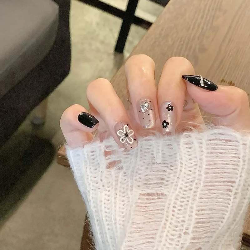 Thematische Nagelkunst Press-On Nägel mit süßen Charakter- und Schleifendesigns Karnz