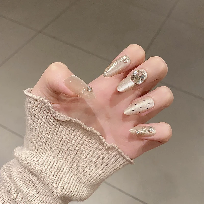 Thematische Nagelkunst Press-On Nägel mit süßen Charakter- und Schleifendesigns Karnz