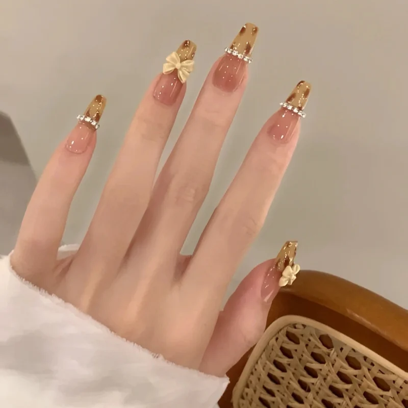 Thematische Nagelkunst Press-On Nägel mit süßen Charakter- und Schleifendesigns Karnz