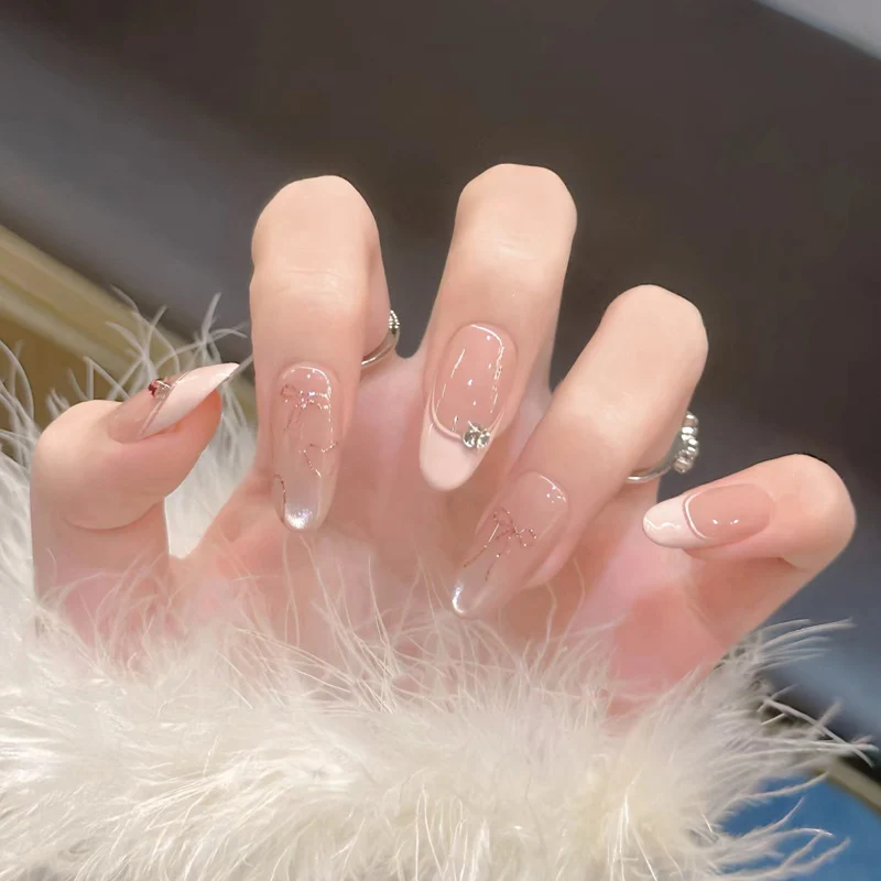 Stylisches Press-On Nagel-Set mit eleganten Glitzerakzenten Karnz