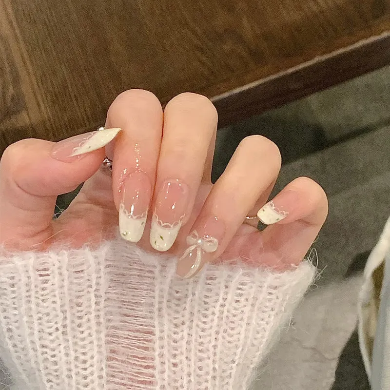 Stylisches Press-On Nagel-Set mit eleganten Glitzerakzenten Karnz