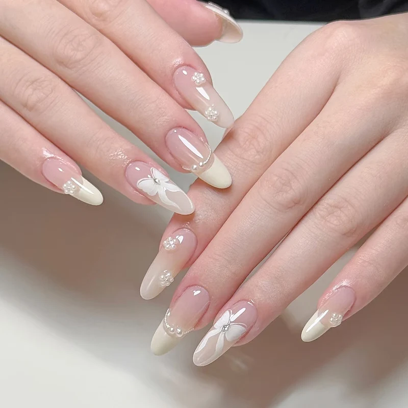 Stylisches Press-On Nagel-Set mit eleganten Glitzerakzenten Karnz