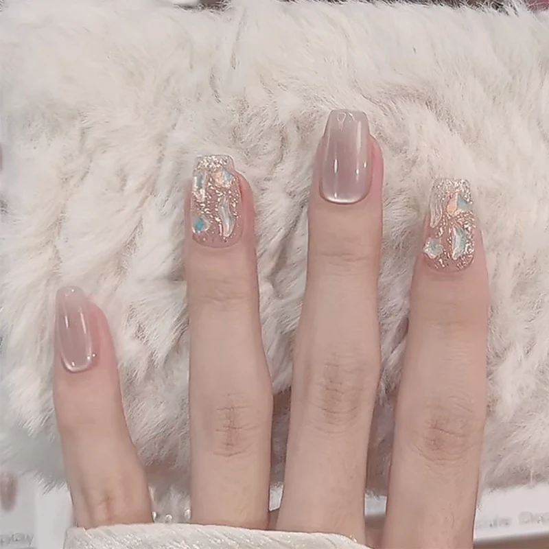 Stylisches Press-On Nagel-Set mit eleganten Glitzerakzenten Karnz