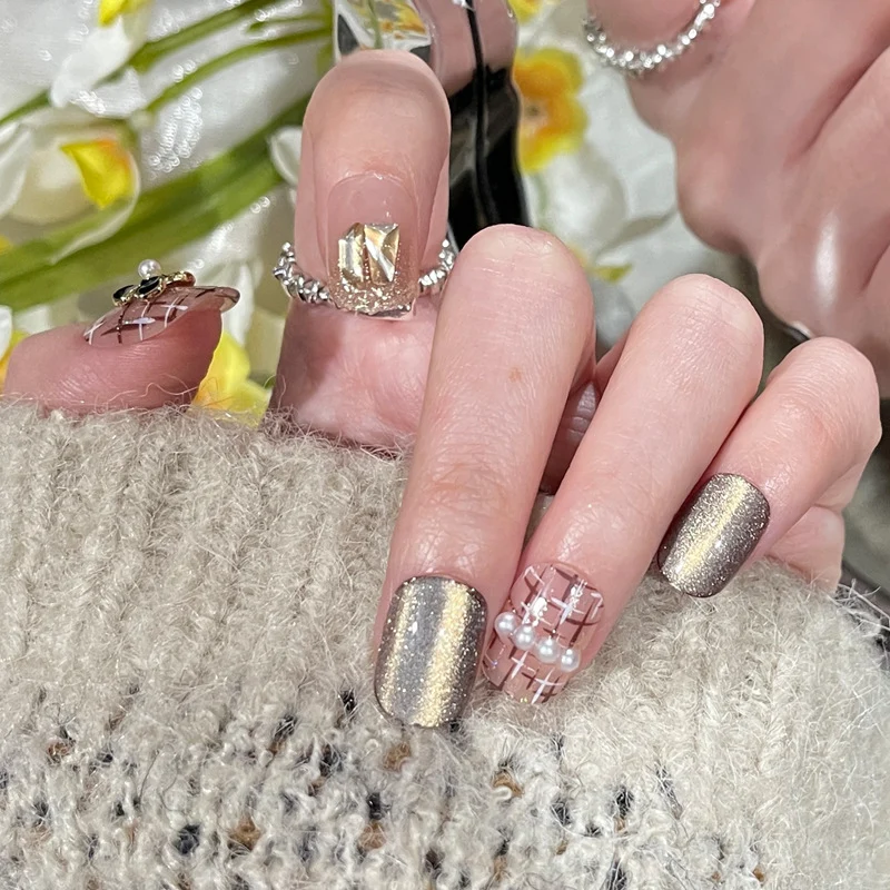 Stylisches Press-On Nagel-Set mit eleganten Glitzerakzenten Karnz