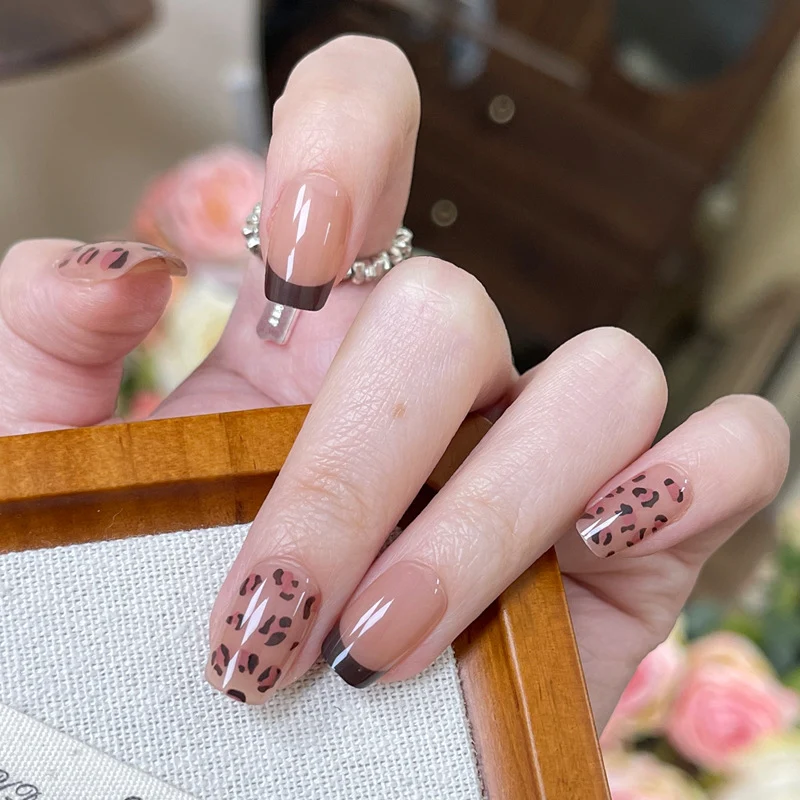 Stylisches Press-On Nagel-Set mit eleganten Glitzerakzenten Karnz
