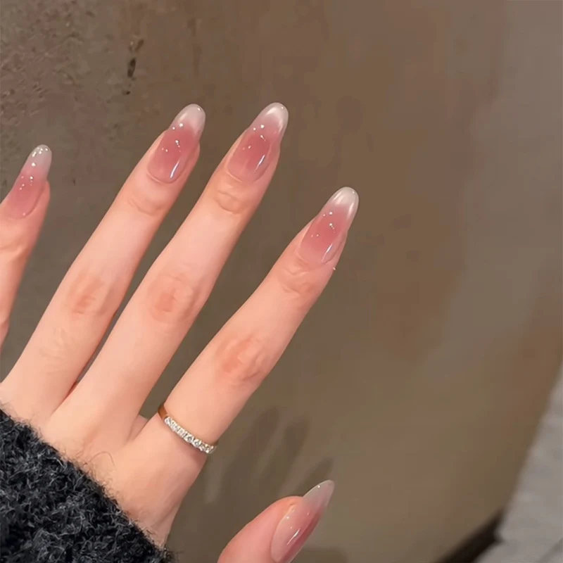 Stylisches Press-On Nagel-Set mit eleganten Glitzerakzenten Karnz