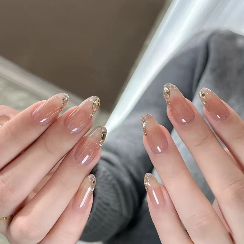 Stylisches Press-On Nagel-Set mit eleganten Glitzerakzenten Karnz