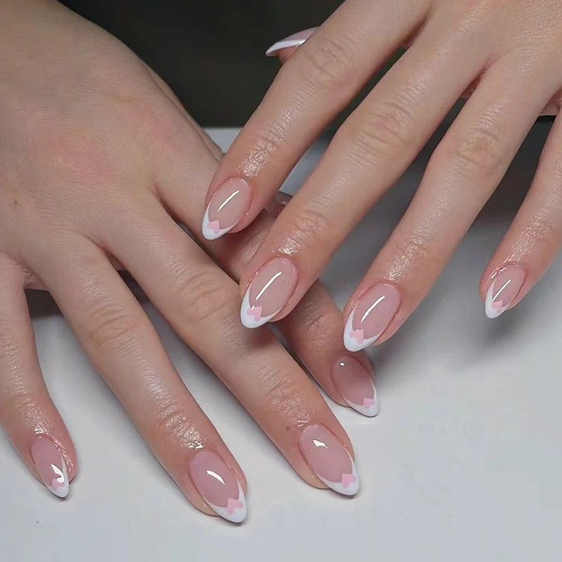 Stylisches Press-On Nagel-Set mit eleganten Glitzerakzenten Karnz