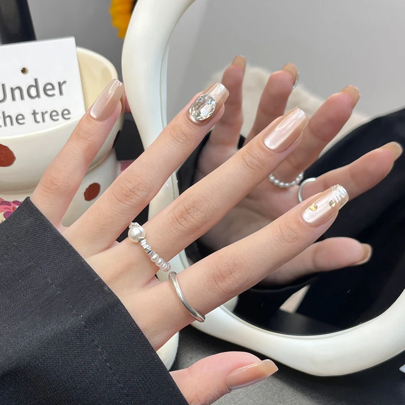 Stylisches Press-On-Nagelkunst-Set mit 3D-Dekorationselementen Karnz