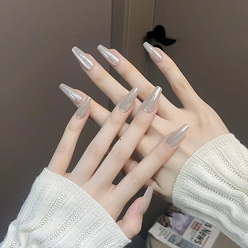 Stylisches Nagelkunst Press-On Set mit Glitter und glänzendem Finish Karnz