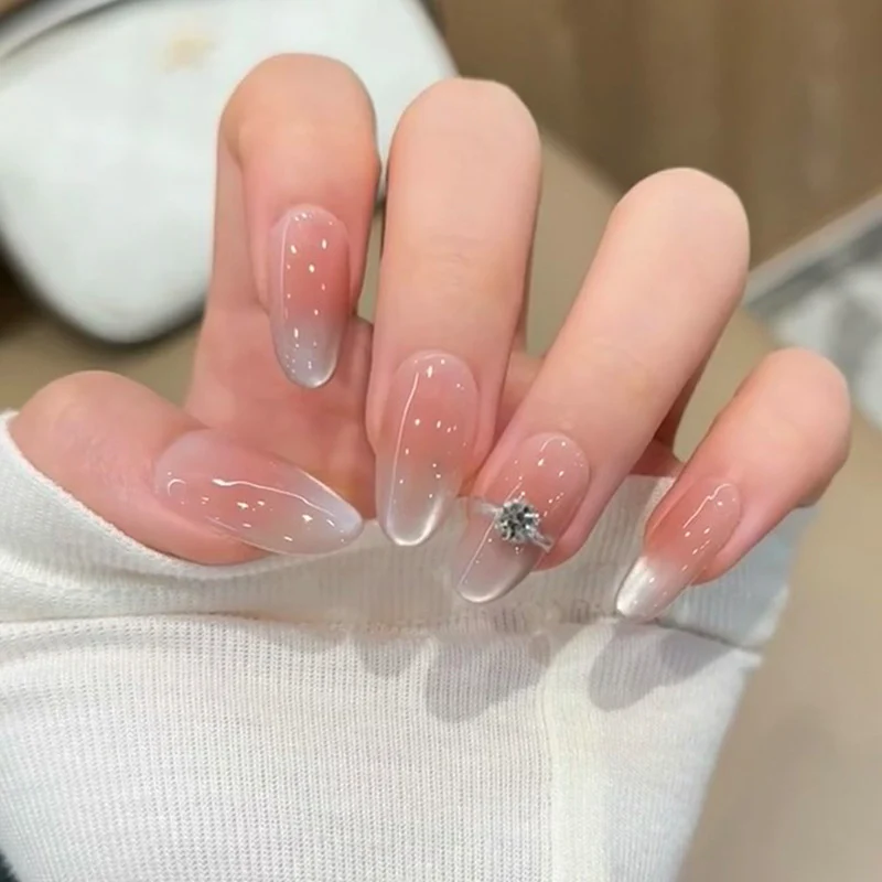 Stylisches Nagelkunst Press-On Set mit Glitter und glänzendem Finish Karnz