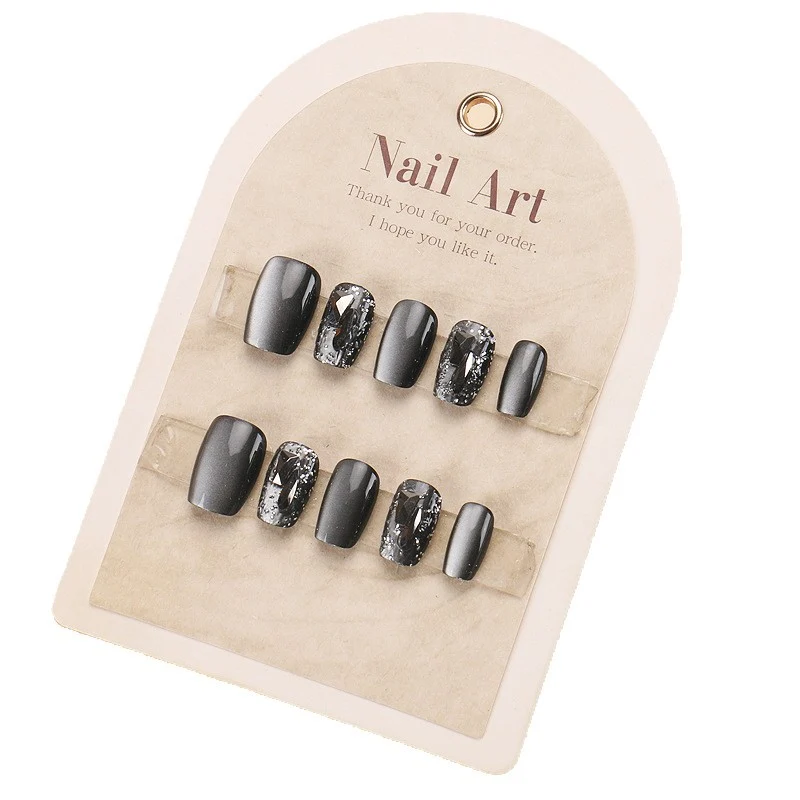 Stylisches Nagelkunst Press-On Set Karnz