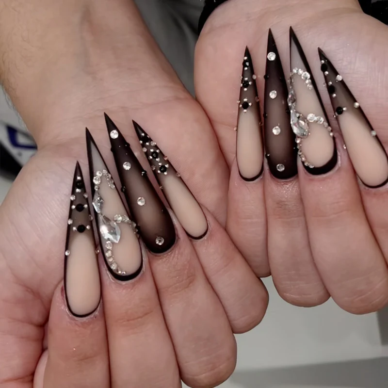 Stiletto Press-On Nagelkunstset mit eleganten Strassverzierungen Karnz