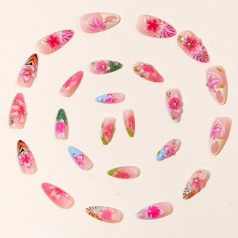 Verschnörkelte florale 3D-Nagelverlängerungen Karnz