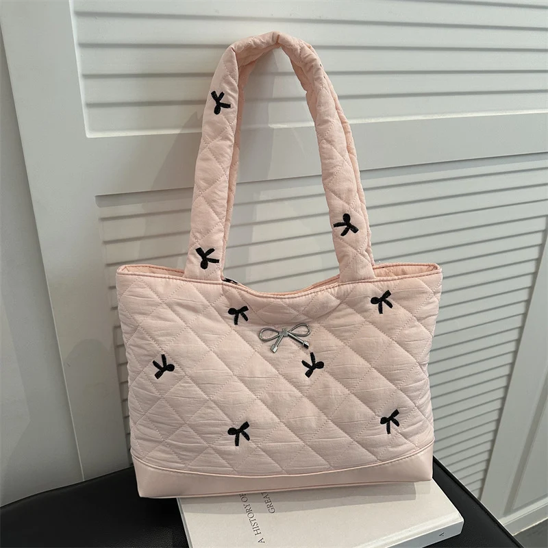 Gestepptes Dekoratives Bogen Handtasche