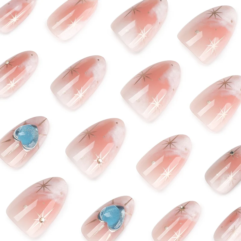 Nageldesign mit dekorativen Herzen und Glitzerakzenten Karnz