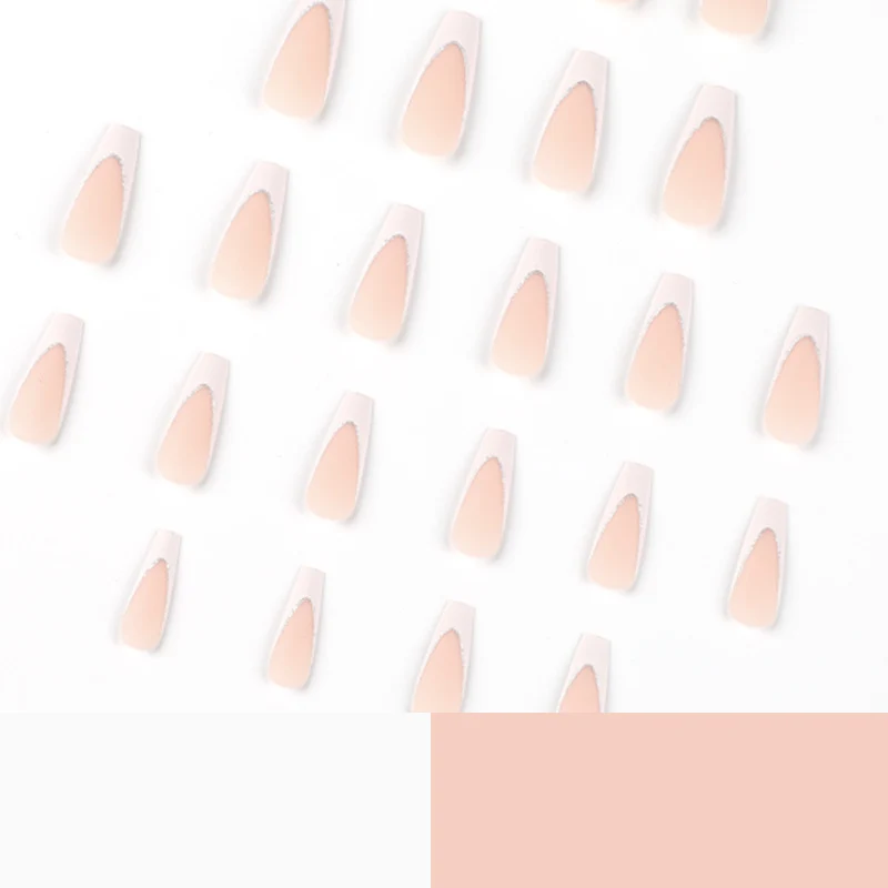 Lackierte Stiletto-Nägel mit Glitzerverzierung Karnz