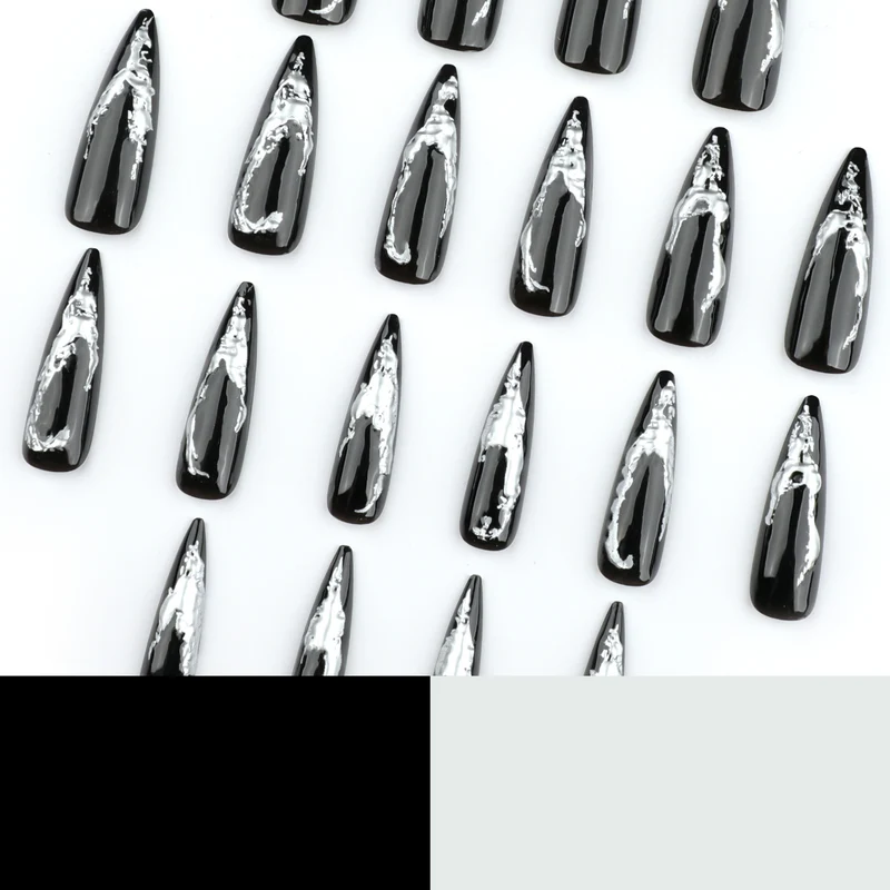 Kunstvolle Stiletto-Nägel mit modernem Metall-Effekt Karnz