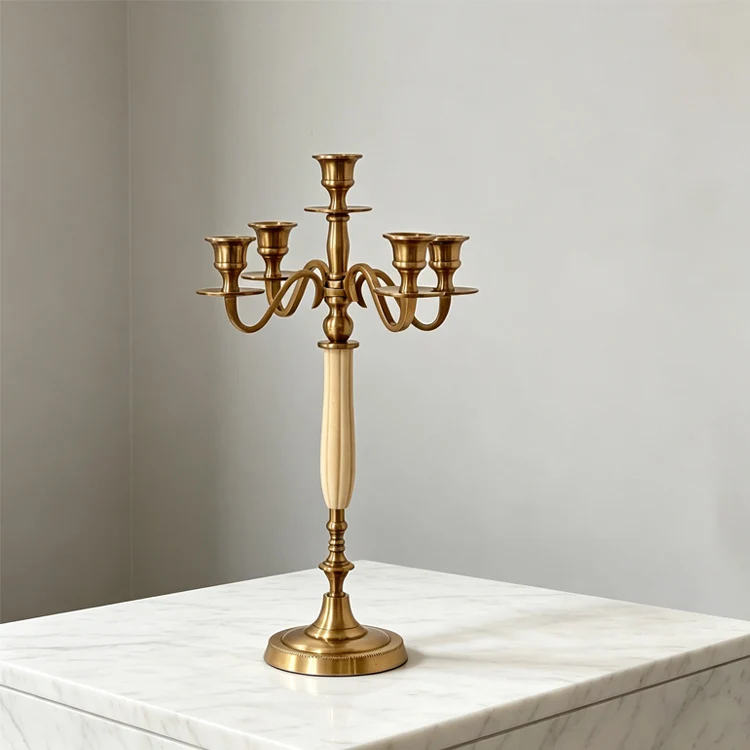 Eleganter Metallkerzenhalter