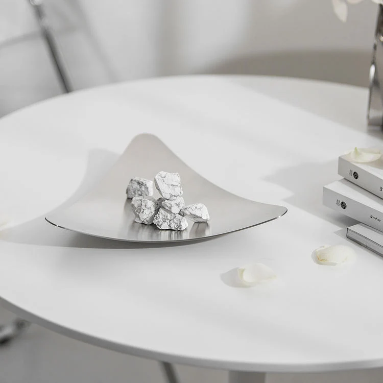Elegante schalenförmige Tischdekoration