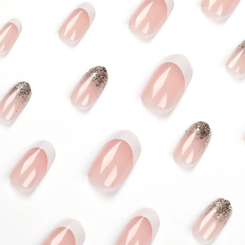 Elegante und kunstvoll gestaltete Nagelverlängerungen Karnz