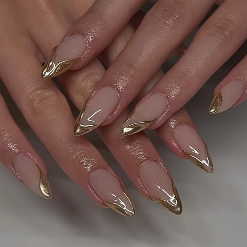 Elegante Stiletto-Nägel mit schimmerndem Gold-Akzent Karnz