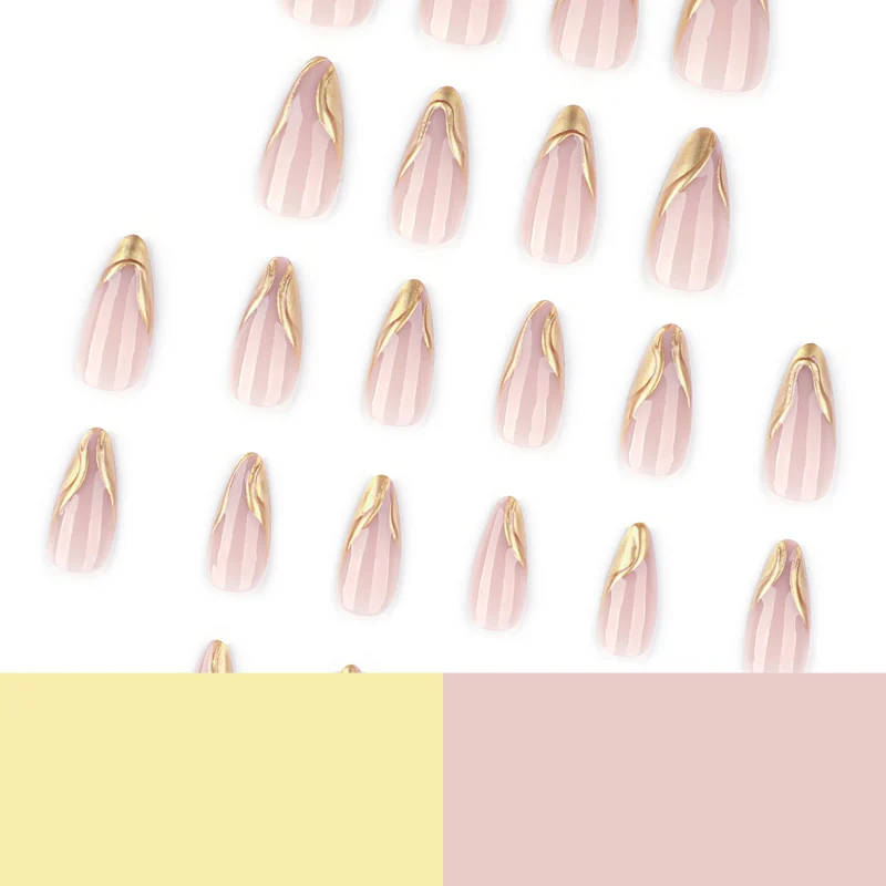 Elegante Stiletto-Nägel mit schimmerndem Gold-Akzent Karnz