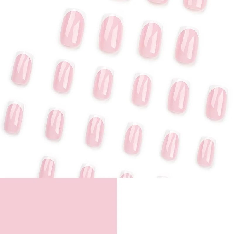 Elegante Nagelverlängerungen mit präzisem French-Tip Karnz