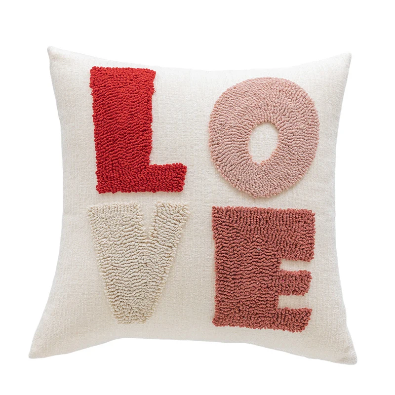 Rechteckiges tufted Buchstaben-Lendenkissen mit Loop-Pile 'LOVE' Akzent