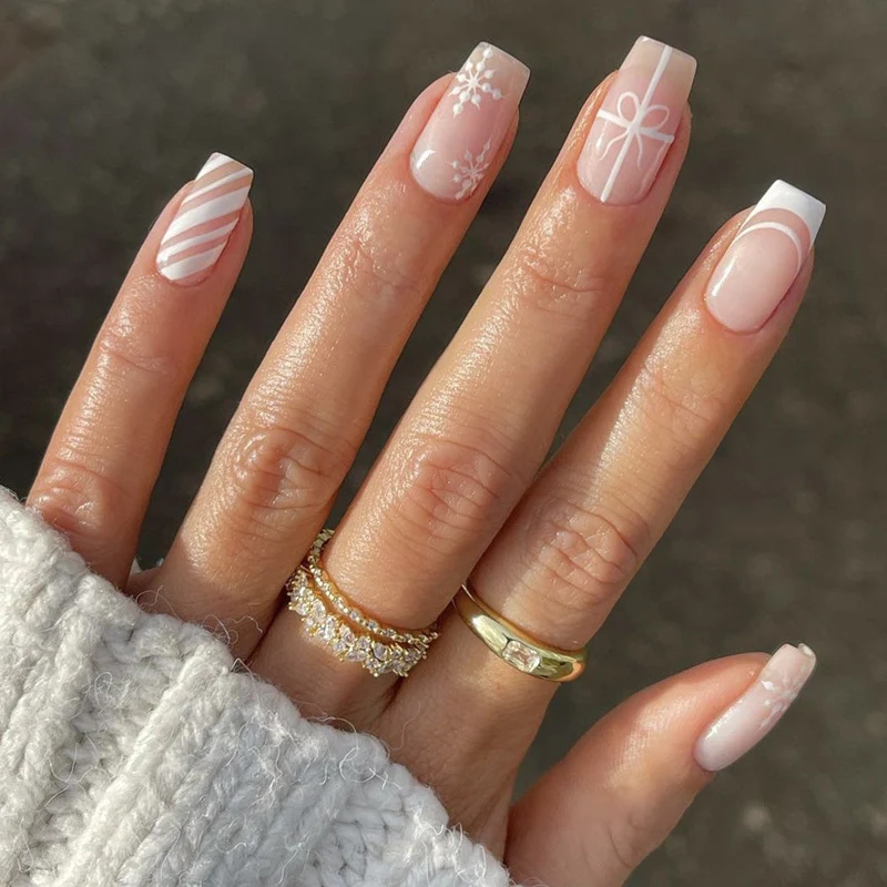 Kunstnagelset mit eleganten floralen und gestreiften Designs Karnz
