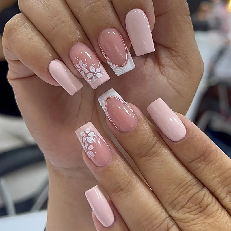 Kunstnagelset mit eleganten floralen Motiven Karnz