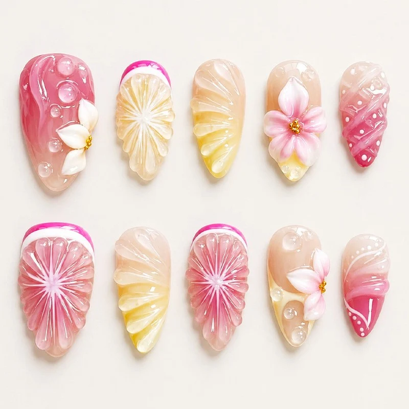 Kunstnagelset mit eleganten floralen Details und Glitzereffekten Karnz