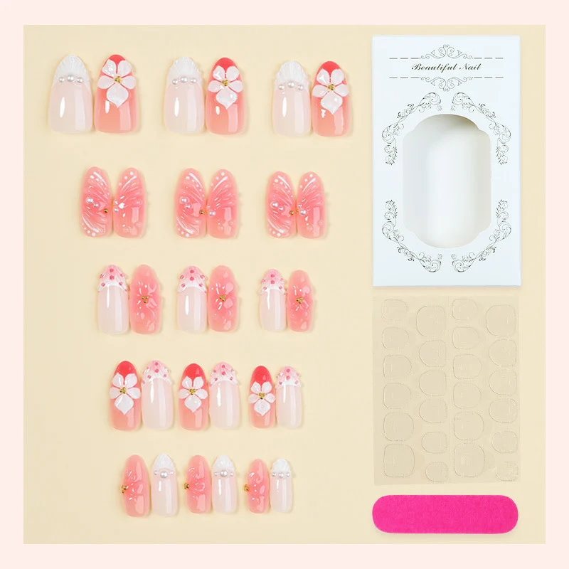 Kunstnagelset mit eleganten floralen Akzenten Karnz