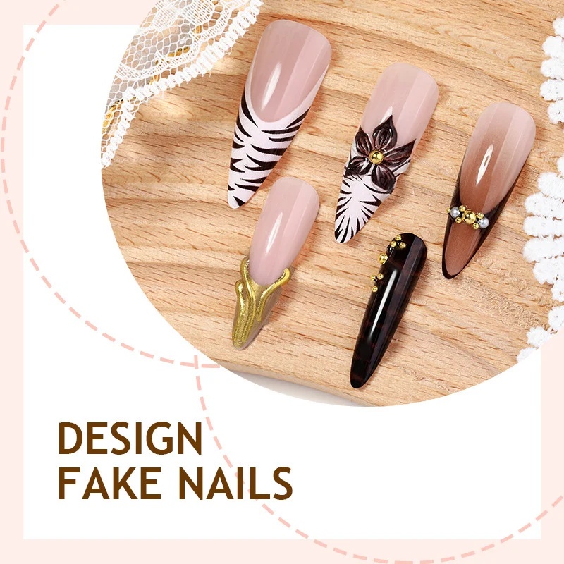 Kunstnagelset mit eleganten floralem Design und spektakulären Glitzerakzenten Karnz