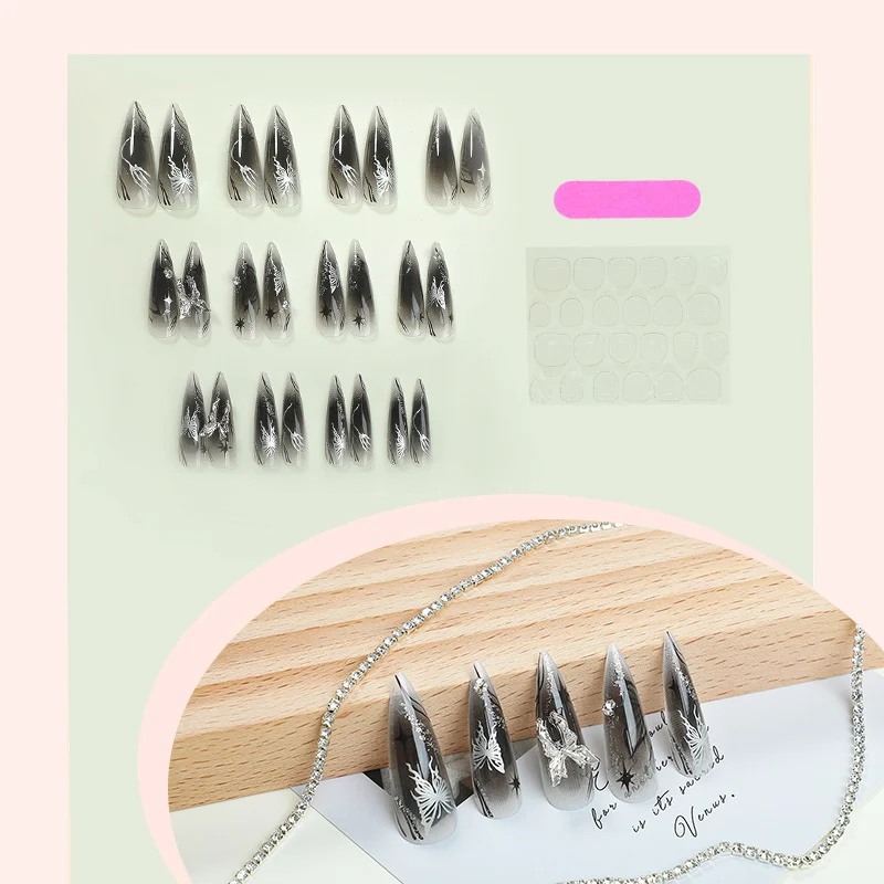 Kunstnagelset mit eleganten floralem Design und funkelnden Akzenten Karnz