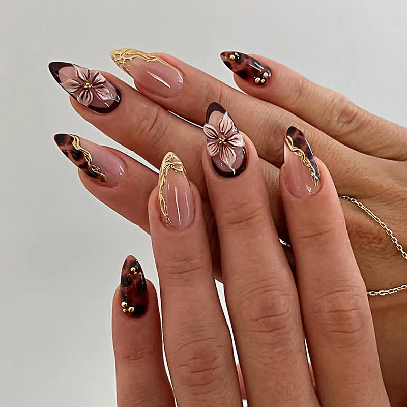 Kunstnagelset mit eleganten floralem Dekor und Glitzerelementen Karnz