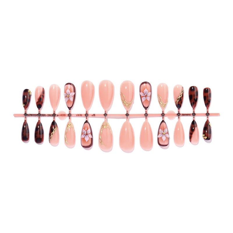 Kunstnagelset mit eleganten floralem Dekor und Glitzerelementen Karnz